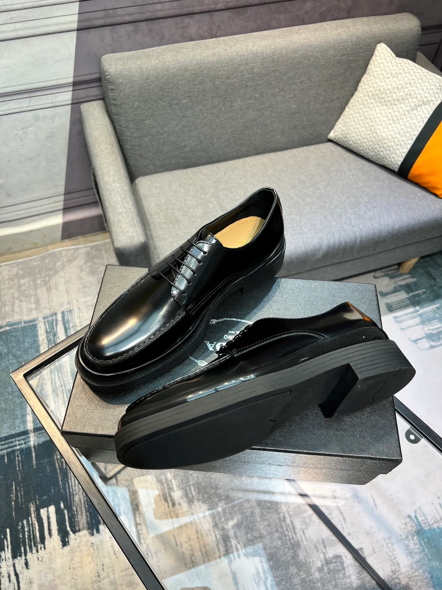 Men's clothing and shoes 💰860 Prada/Prada's new glossy leather loafers are made of open-edge beaded uppers imported from Italy, slip-on loafers style, large piece splicing design, durable and non-deforming, heavy-duty construction, exquisite mark stitching, same material ribbon decoration, blending classic and modern styles, lining with dyed calfskin, standard PRADA logo cowhide feet, original ultra-light matte texture and embossed leather outsole, light and not tired, excellent shock absorption effect, full foot comfort! Size: 39-44 (customized at 38.45)